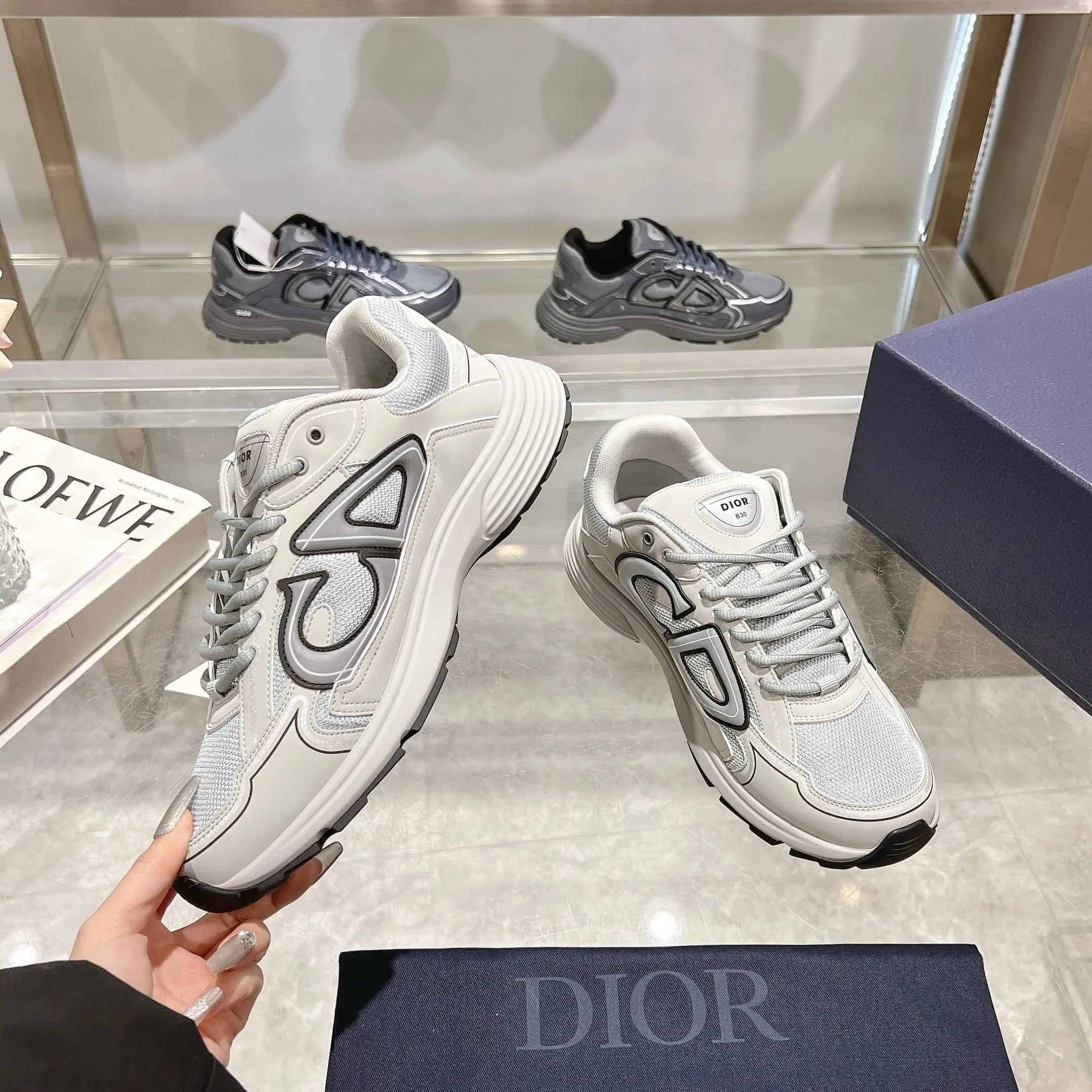 👟👟Ex-factory price 520👟👟 H612 high version B30 low-top sneakers are one of the flagship styles of this series. Crafted from mesh and technical fabrics, it's finished with a reflective 'CD30' graphic and 'DIOR B30' and 'CD30' logos on the heel and tongue. The extra-light, sculpted rubber sole adds style with signature accents, while internal stretch details create ideal comfort. Can be paired with a variety of casual looks to show a fashionable, modern and sporty style. ✅Size: 35-47 (45-46-47 customized, non-returnable and non-exchangeable) ✅Sole material: Original ultra-light IP sole ✅Packaging: Brand new counter packaging